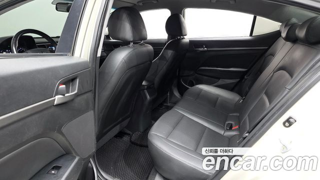 Hyundai AVANTE 2016 — photo 11