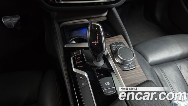 BMW 5-Series 2017 — photo 12