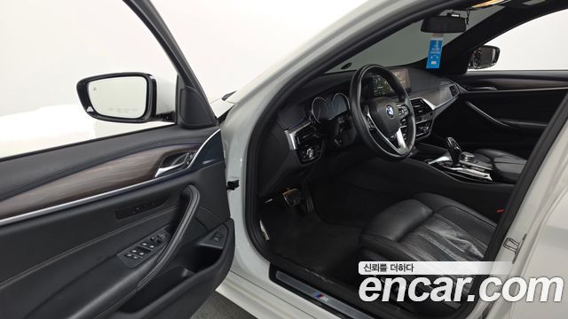 BMW 5-Series 2017 — photo 13