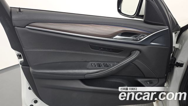BMW 5-Series 2017 — photo 14