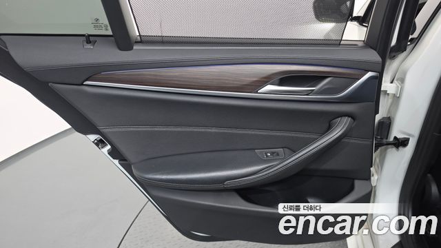 BMW 5-Series 2017 — photo 15