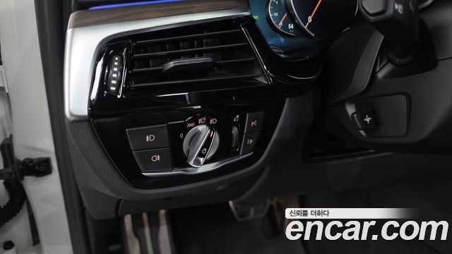 BMW 5-Series 2017 — photo 27
