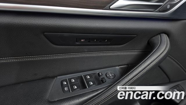 BMW 5-Series 2017 — photo 29