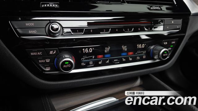 BMW 5-Series 2017 — photo 32