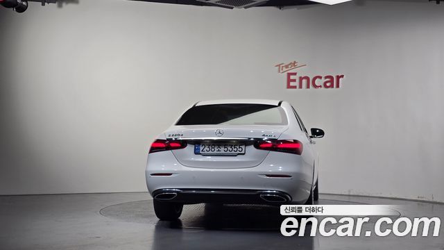 Mercedes-Benz E-Class 2023 — photo 4