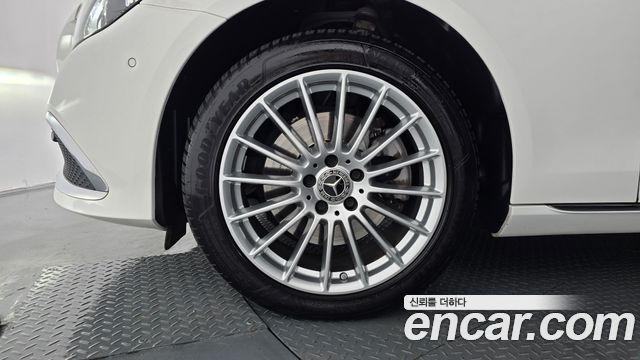 Mercedes-Benz E-Class 2023 — photo 5