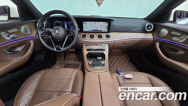 Mercedes-Benz E-Class 2023 — photo 10