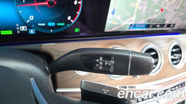 Mercedes-Benz E-Class 2023 — photo 12