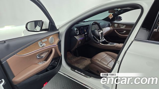 Mercedes-Benz E-Class 2023 — photo 13