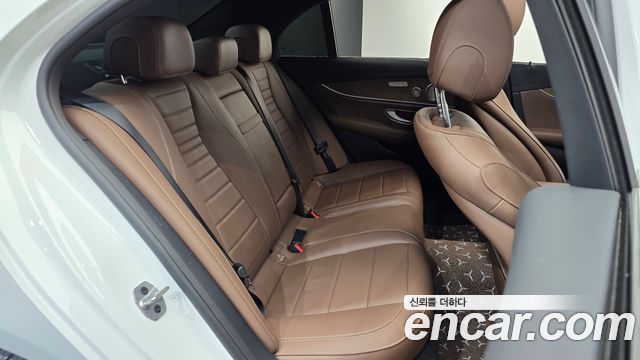 Mercedes-Benz E-Class 2023 — photo 17