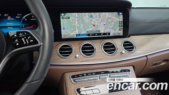Mercedes-Benz E-Class 2023 — photo 18