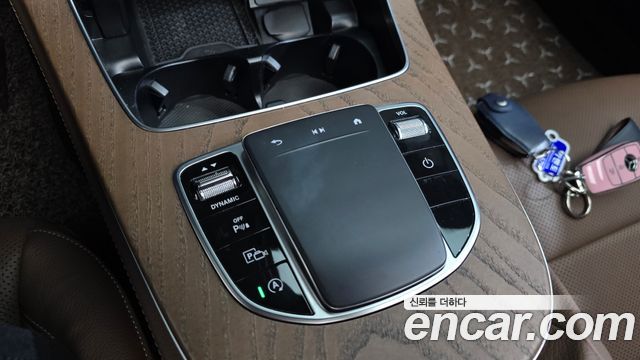 Mercedes-Benz E-Class 2023 — photo 25