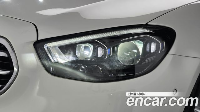 Mercedes-Benz E-Class 2023 — photo 8