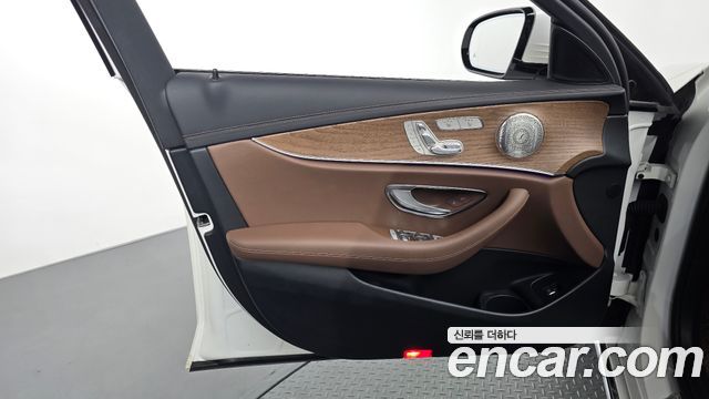 Mercedes-Benz E-Class 2023 — photo 14