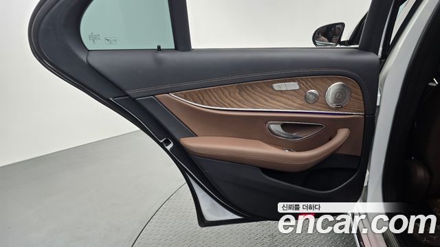 Mercedes-Benz E-Class 2023 — photo 15