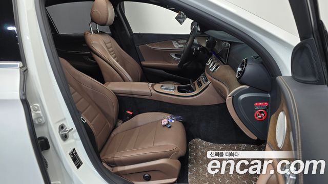 Mercedes-Benz E-Class 2023 — photo 16