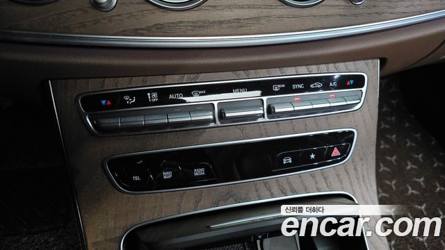 Mercedes-Benz E-Class 2023 — photo 32