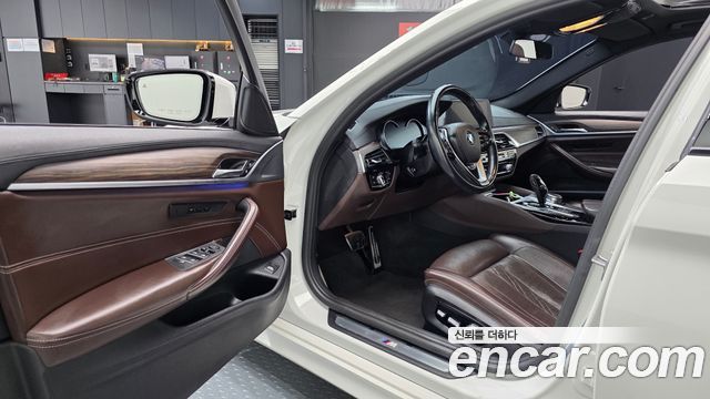 BMW 5-Series 2017 — photo 13