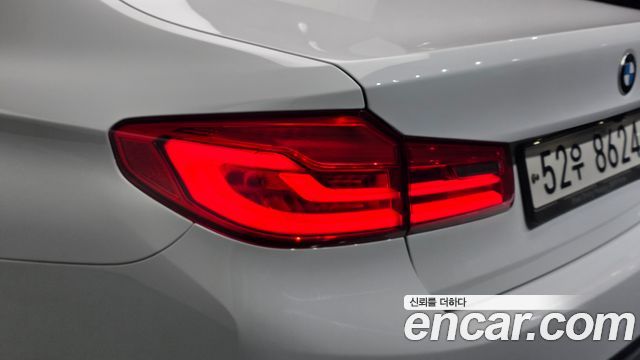 BMW 5-Series 2017 — photo 9