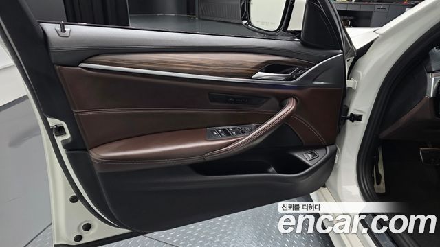 BMW 5-Series 2017 — photo 14