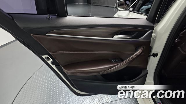 BMW 5-Series 2017 — photo 15