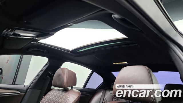 BMW 5-Series 2017 — photo 32