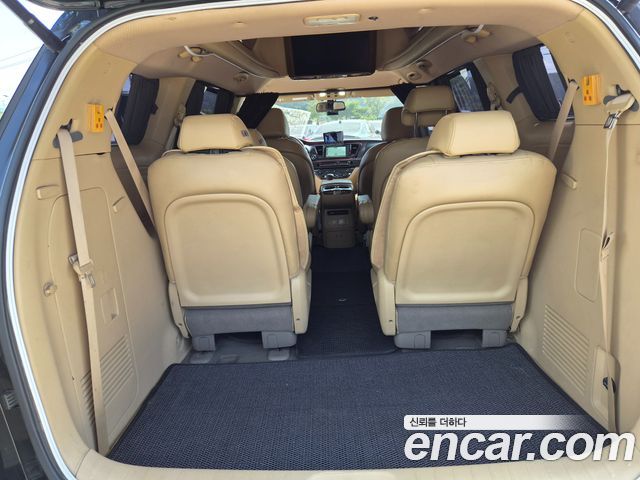 Kia Canival 2015 — photo 16