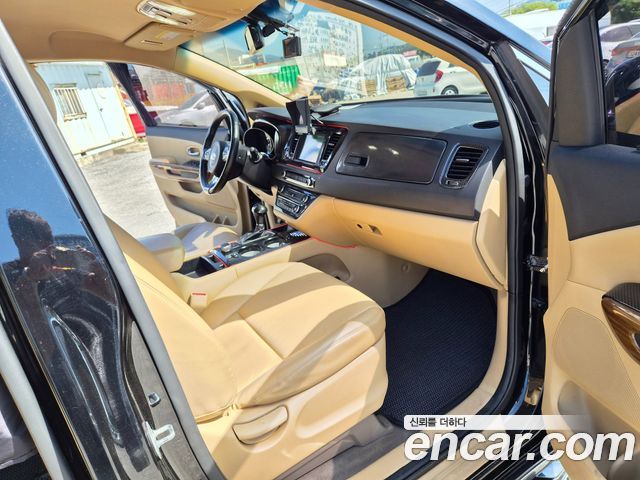 Kia Canival 2015 — photo 20