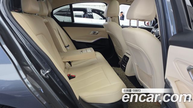 BMW 3-Series 2019 — photo 12