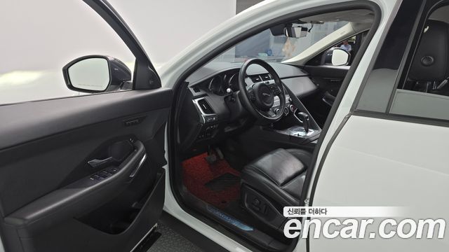 Jaguar E-PACE 2019 — photo 10