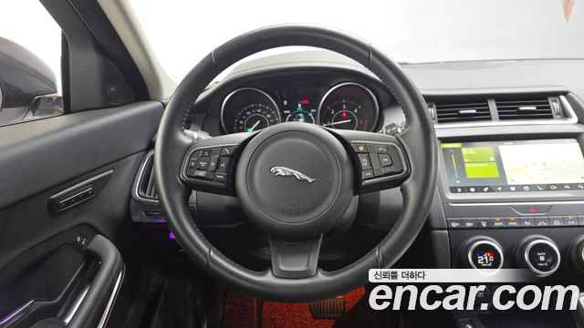 Jaguar E-PACE 2019 — photo 14