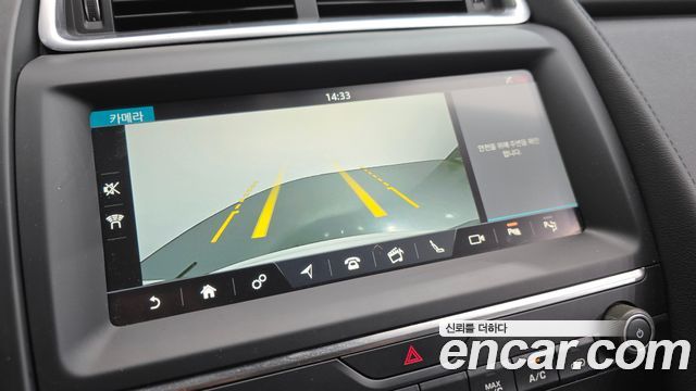 Jaguar E-PACE 2019 — photo 15