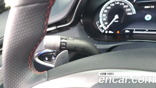 Genesis GV70 2021 — photo 28
