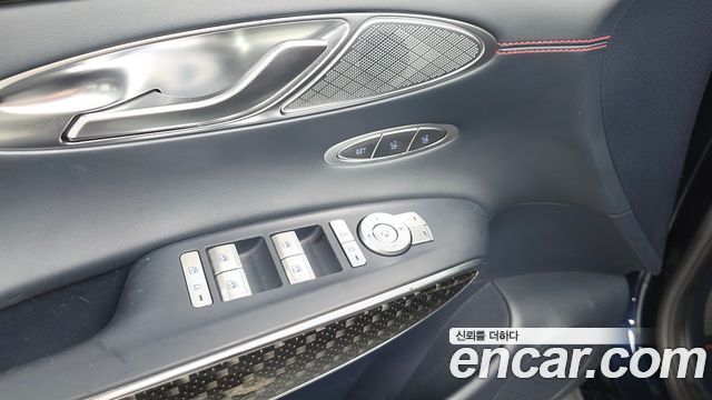 Genesis GV70 2021 — photo 32