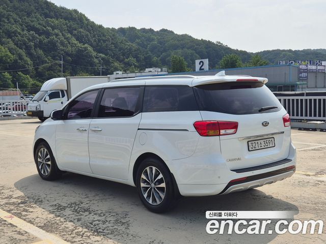 Kia Canival 2017 — photo 3