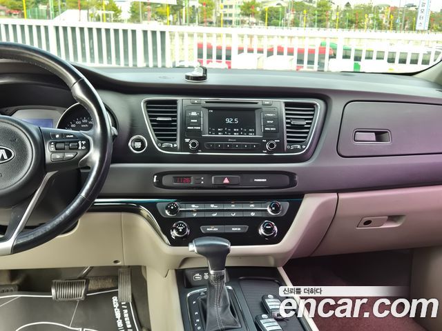 Kia Canival 2017 — photo 16