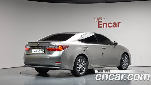 Lexus ES 2017 — photo 2