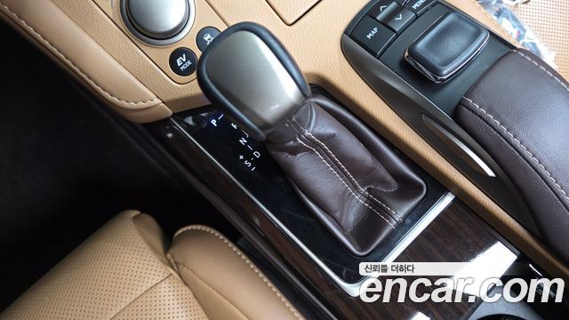 Lexus ES 2017 — photo 12