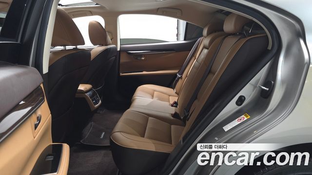 Lexus ES 2017 — photo 18