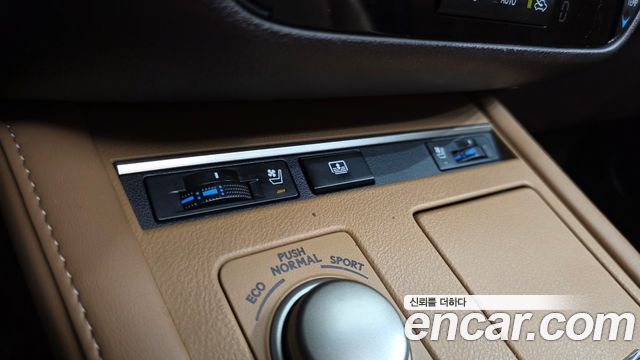 Lexus ES 2017 — photo 23
