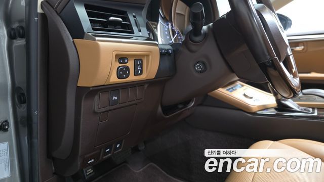Lexus ES 2017 — photo 25