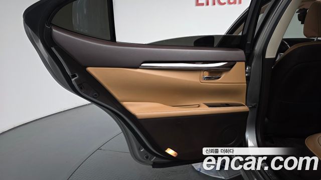 Lexus ES 2017 — photo 15