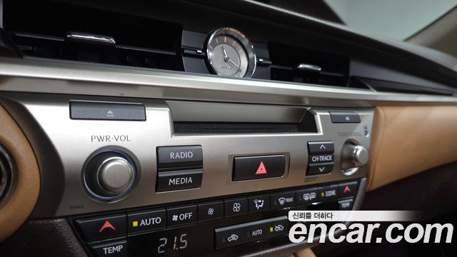 Lexus ES 2017 — photo 35
