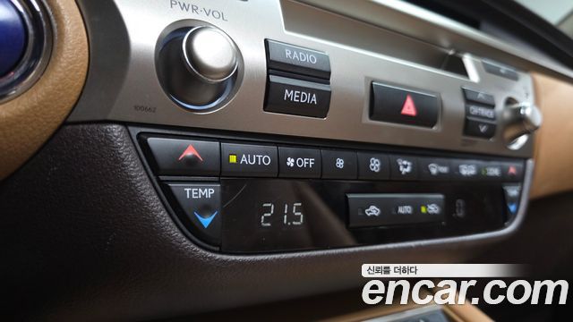 Lexus ES 2017 — photo 38