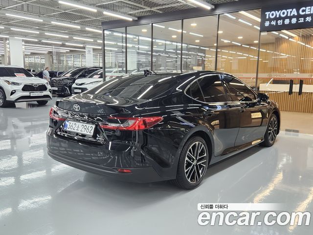Toyota Camry 2025 — photo 2