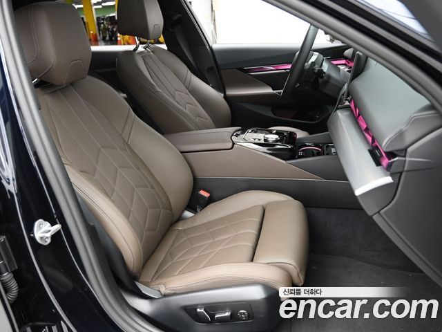 BMW 5-Series 2025 — photo 10