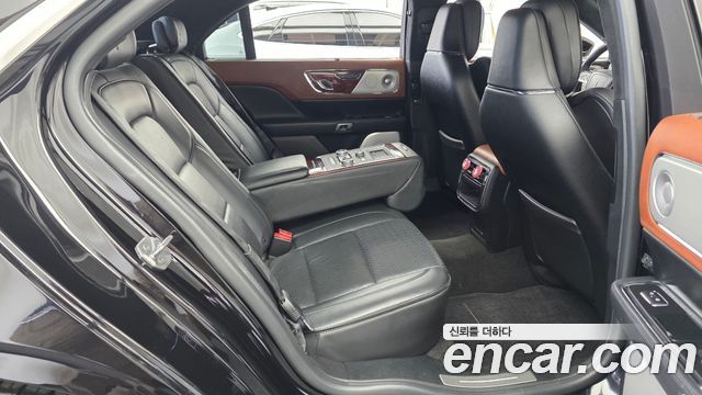Lincoln Continental 2019 — photo 12