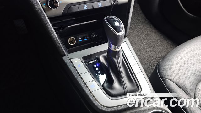 Hyundai AVANTE 2018 — photo 12