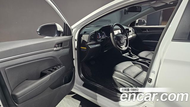 Hyundai AVANTE 2018 — photo 13