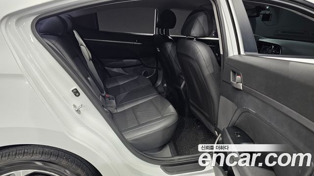 Hyundai AVANTE 2018 — photo 17
